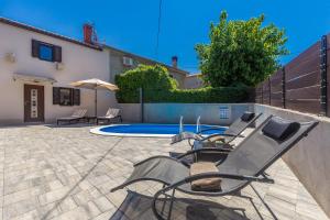 Bazén v ubytování Holiday house PAVOVCI nebo v jeho okolí