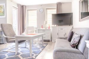 Televízia a/alebo spoločenská miestnosť v ubytovaní AL-DOM apartamenty Apartament Olymp 302