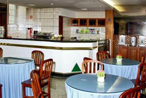 een restaurant met tafels en stoelen en een bar bij Casa de Retiros N. S. Perpetuo Socorro in Guimarães