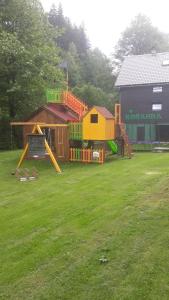 een park met een speeltuin met een speelplaats bij Kosanda in Branná