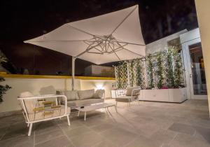 a living room with a couch and an umbrella at Edward Rooms & Wellness B&B in Trani