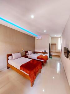 Tempat tidur dalam kamar di OASIS HOTEL