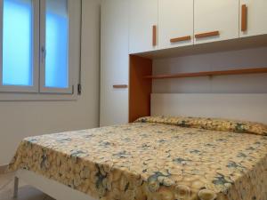 1 dormitorio con 1 cama en una habitación con ventana en Milady, en Rosolina Mare