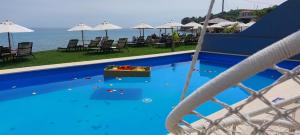 una scatola di frutta seduta sul lato della piscina di Cavo Orient Beach Hotel & Suites a Tragaki