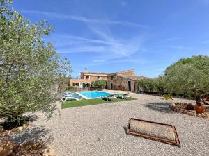 una casa con piscina en el patio en Finca Son Rengo, en Campos