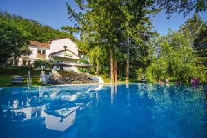 Piscina di Hotel Maasberg Therme o nelle vicinanze