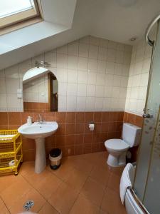 a bathroom with a sink and a toilet at Restauracja Rozmarzyn in Ostrzeszów