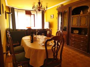 ห้องอาหารหรือที่รับประทานอาหารของ Piso amplio y luminoso, La Pomar