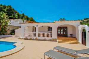 モライラにあるColina - holiday home with private swimming pool in Morairaのスイミングプール付きのヴィラ、家