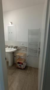 łazienka z umywalką i toaletą w obiekcie Rosa's Rooms w mieście Matera