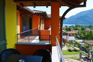 einen Balkon eines Hauses mit Blick auf das Wasser in der Unterkunft Appartamenti Ferrari Residence in Cannobio