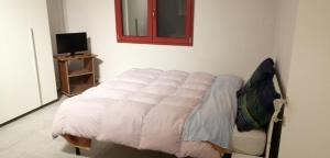 ein Schlafzimmer mit einem Bett und einem TV in einem Zimmer in der Unterkunft B&B Belvedere in Piediripa