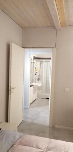 ein Schlafzimmer mit einem Bett und ein Badezimmer mit einem Waschbecken in der Unterkunft B&B Belvedere in Piediripa