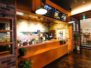 Un bar en un restaurante con una pared de ladrillos. en HOTEL LiVEMAX Osaka Yodoyabashi, en Osaka