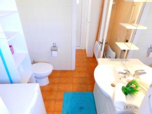 A bathroom at GMID IMMO A226 Moli de Vent 1