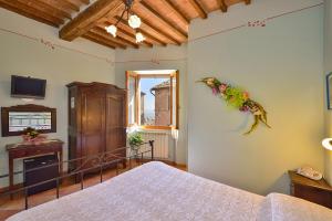 Μια τηλεόραση ή/και κέντρο ψυχαγωγίας στο Camere Bellavista +62 φωτογραφίες