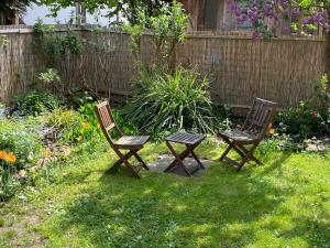 2 chaises et une table dans un jardin dans l'établissement Talblick, à Straubenhardt