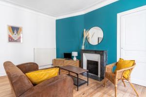 uma sala de estar com um sofá e uma lareira em MELLINET, Escale nantaise à 2 em Nantes