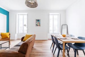 uma sala de estar com uma mesa e um sofá em MELLINET, Escale nantaise à 2 em Nantes