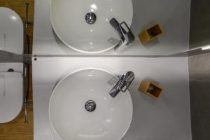 een badkamer met een wastafel en een witte wastafel bij Bleu clair luxury living in Argostoli