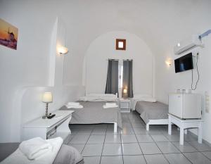 TV a/nebo společenská místnost v ubytování Caldera View Resort - Adults Only