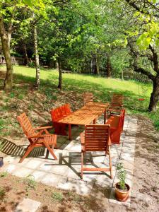 una mesa de picnic de madera y sillas en un parque en Chalupa pod stromy en Kovářská