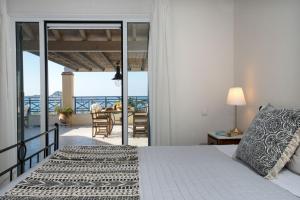 sypialnia z łóżkiem i balkonem w obiekcie Panorama Villas Corfu 3 Bedroom Villa Sea View With Private Pool w mieście Arillas +37 zdjęć