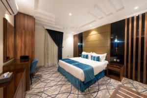 The Palace Hotel Suites tesisinde bir odada yatak veya yataklar