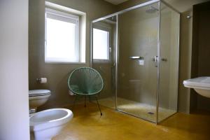Bathroom sa HMO Glamping & Suites in Vignanotica