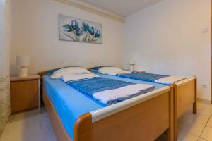 Säng eller sängar i ett rum på Apartment in Crikvenica 39351