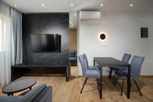 Un lugar para sentarse en Xclusive Athens Suites