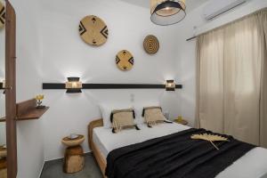 Postel nebo postele na pokoji v ubytování Kallia's Suites Milos