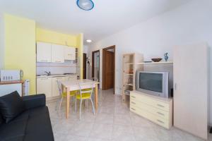 アルゲーロにあるMilka Apartmentのキッチン、リビングルーム(テーブル、テレビ付) +7枚の写真