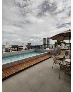 a swimming pool on the roof of a building at Apartamento em Intermares a 100 metros do mar in Cabedelo