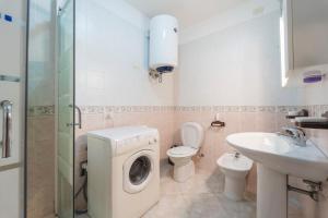アルゲーロにあるMilka Apartmentの洗濯機と洗面台を備えたバスルーム