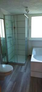 ein Badezimmer mit Dusche, Badewanne und Waschbecken in der Unterkunft Casa Servatius in Briedel + 30 Fotos