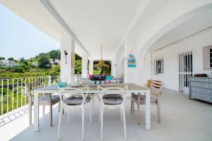 モライラにあるVilla Momily - Dream Seaview - by Holiday Rentals Villamarの白いダイニングルーム(テーブル、椅子付)