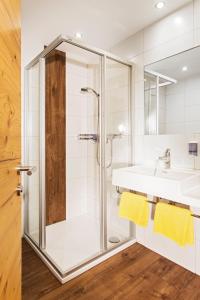 Bilik mandi di Hotel Oberwirt - nahe an Saalbach und Zell am See, Viehhofen Sommercard