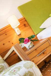 Katil atau katil-katil dalam bilik di Hotel Oberwirt - nahe an Saalbach und Zell am See, Viehhofen Sommercard