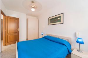 アルゲーロにあるMilka Apartmentのベッドルーム(青いベッド1台、キャビネット付)