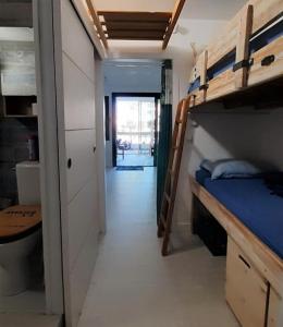 une chambre avec deux lits superposés et un couloir dans l'établissement T2-3 cabine Les YUCCAS 200 m plage du Boucanet Rive Droite Grau du Roi idéal 2-4 pers, au Grau-du-Roi 18 autres photos