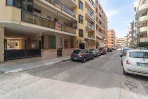 アルゲーロにあるMilka Apartmentの車や建物が停まる街道