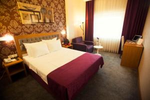 Ένα ή περισσότερα κρεβάτια σε δωμάτιο στο Helikon Business Hotel