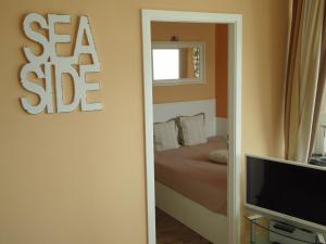 sypialnia z łóżkiem i telewizorem w pokoju w obiekcie Appartement Meeresbrise w mieście Pelzerhaken