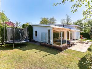 Κήπος έξω από το Holiday Home near Veerse Meer with Sauna