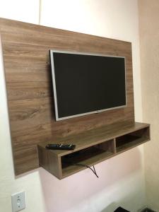 マリカーにあるFlat Maricá IIの壁に掛けられた薄型テレビ