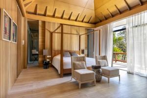 杭东Veranda High Resort Chiang Mai - MGallery Collection的带床和椅子的卧室