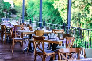 une rangée de tables et de chaises sur une terrasse dans l'établissement Hotel Laguna Terrace, à Kavarna