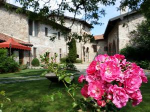 un ramo de flores rosas delante de un edificio en Castello di Cernusco Lombardone, en Cernusco Lombardone