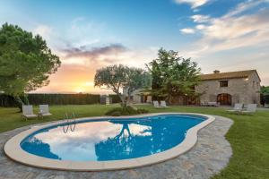 Bazén v ubytování Somnis de l´Empordà nebo v jeho okolí